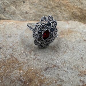 Inel argint 925 cu piatra rosie si marcasite